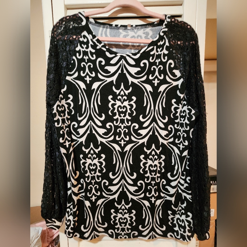 Black and White Patterned Women's Top XL